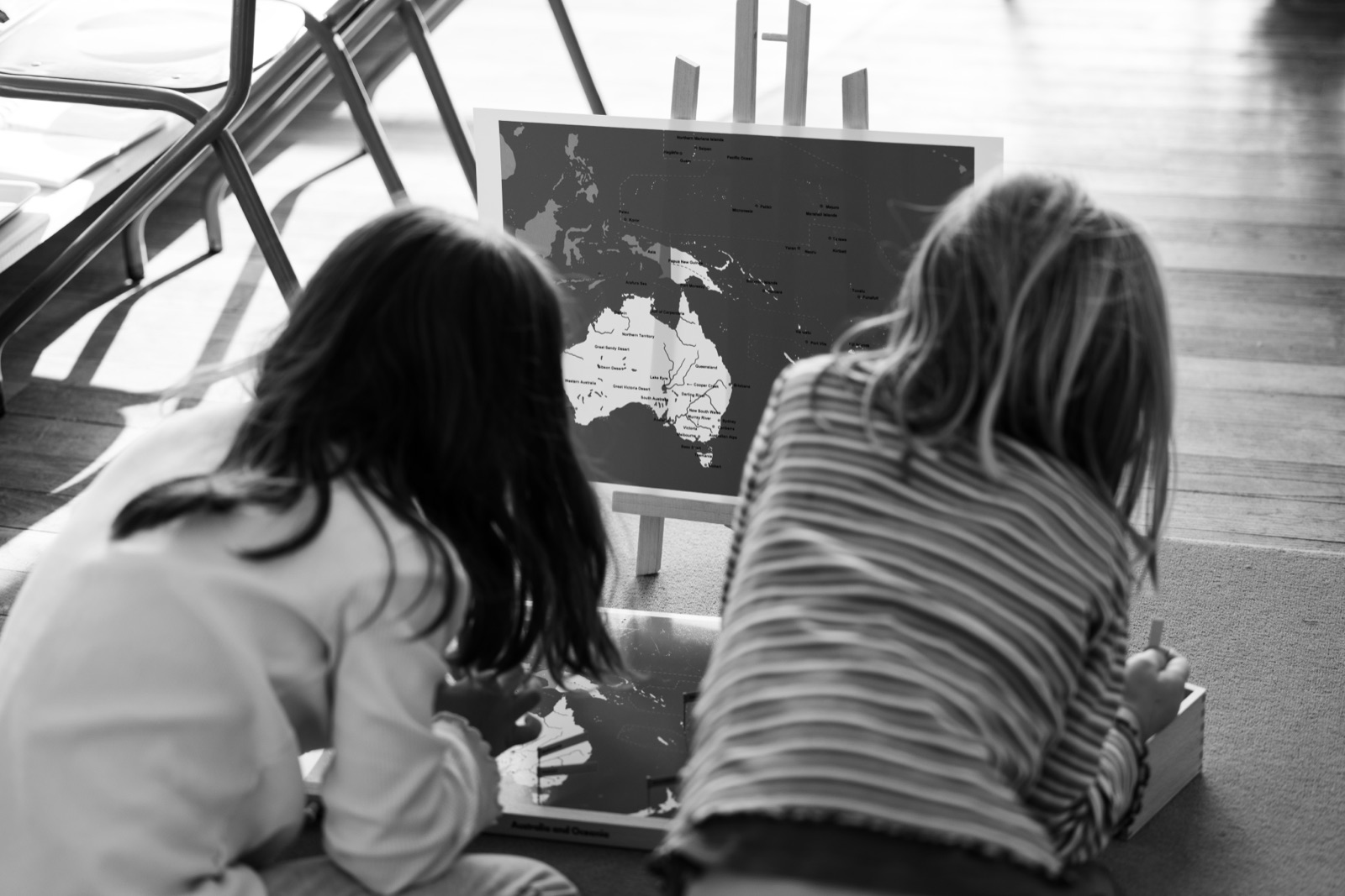 Enfants en classe, géographie