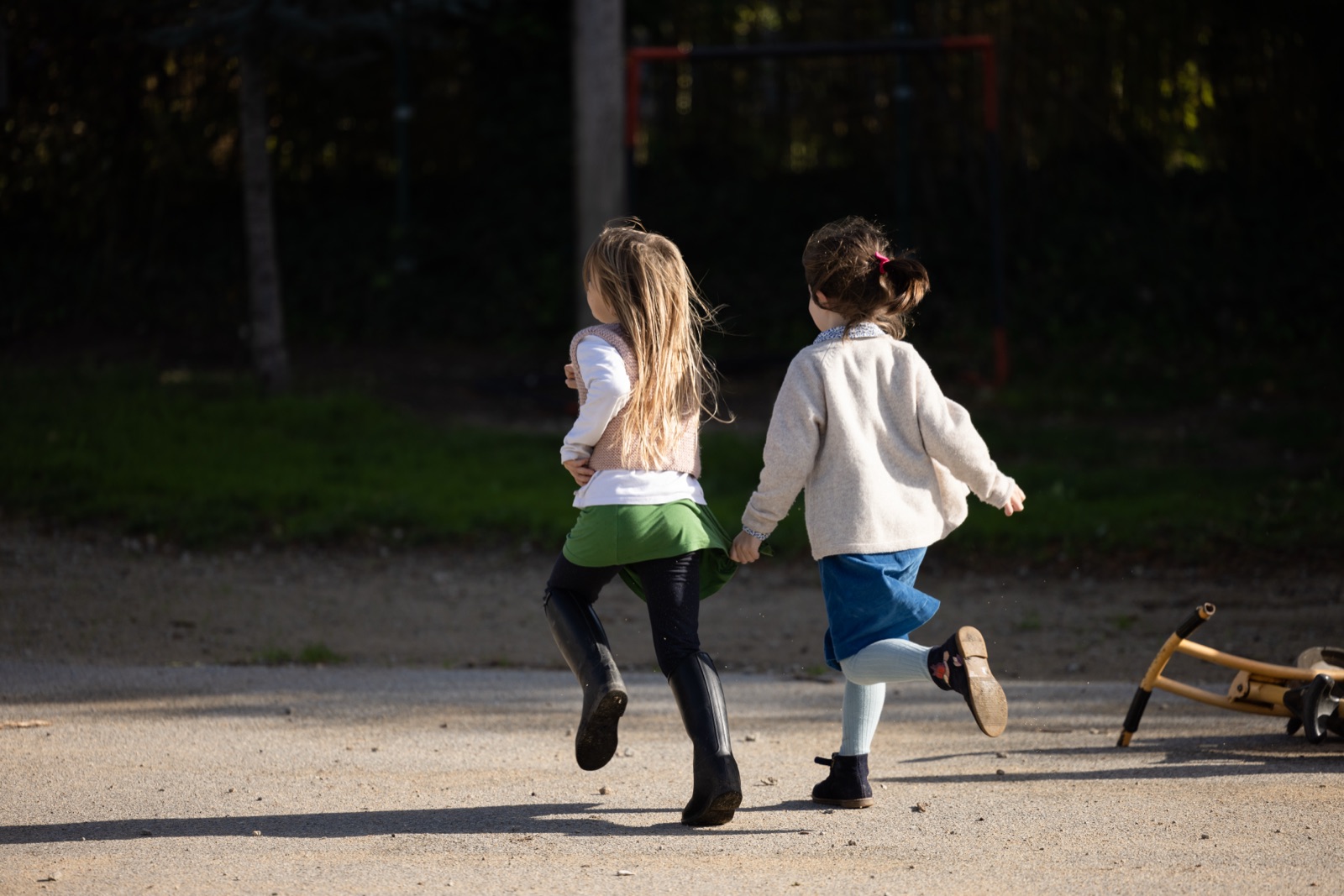 Enfants qui courent dans la cour