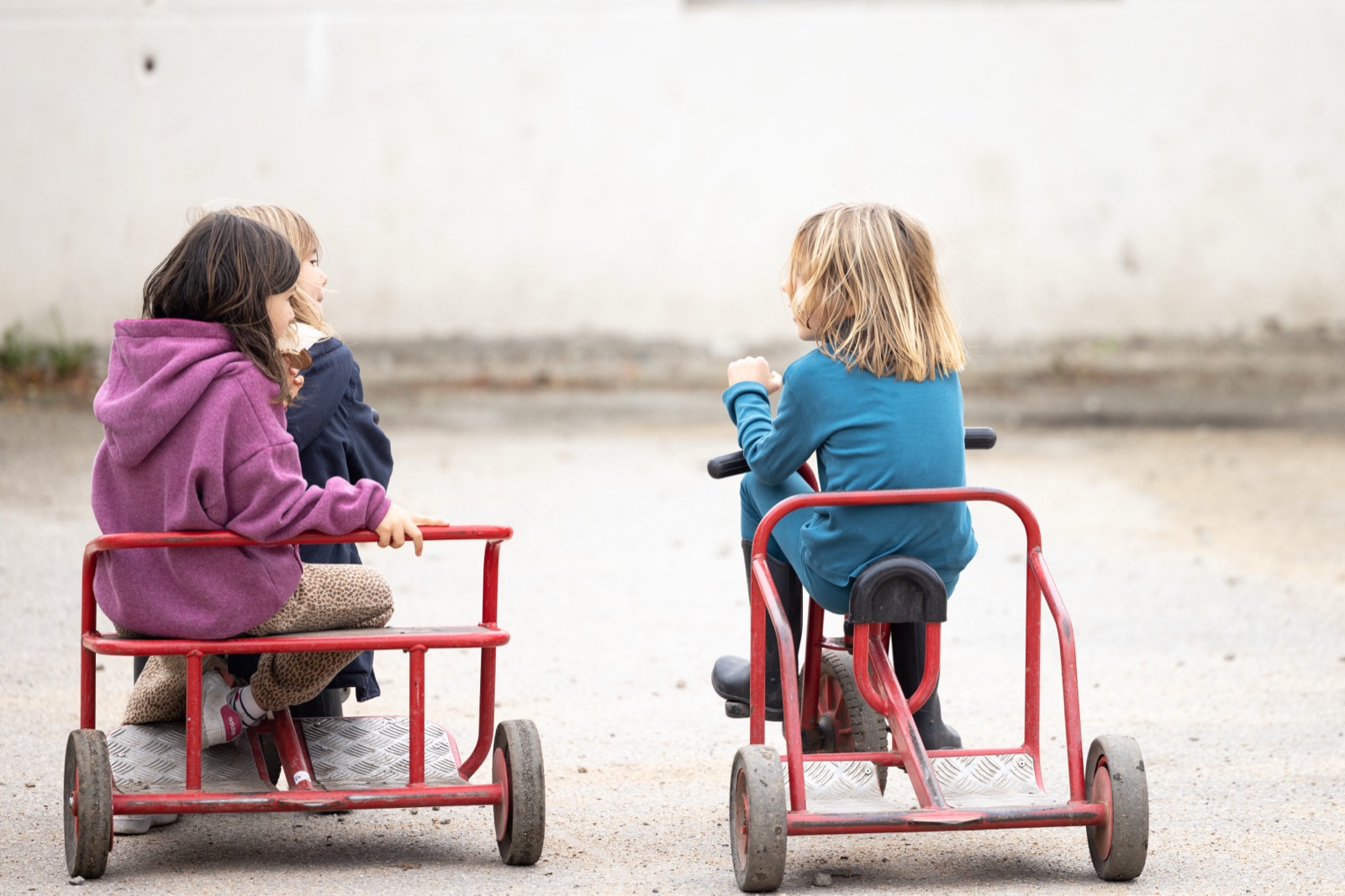Enfants sur tricycles
